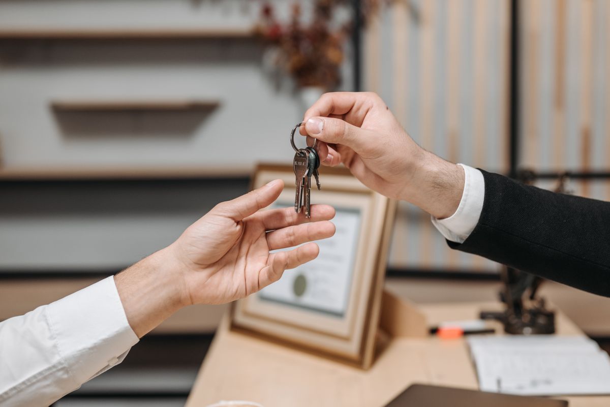 Entrega de llaves de una vivienda